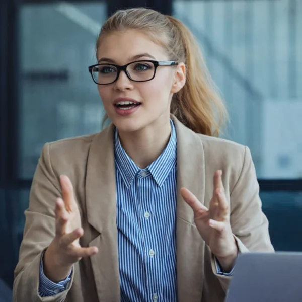 Сотрудник объясняет сложную задачу