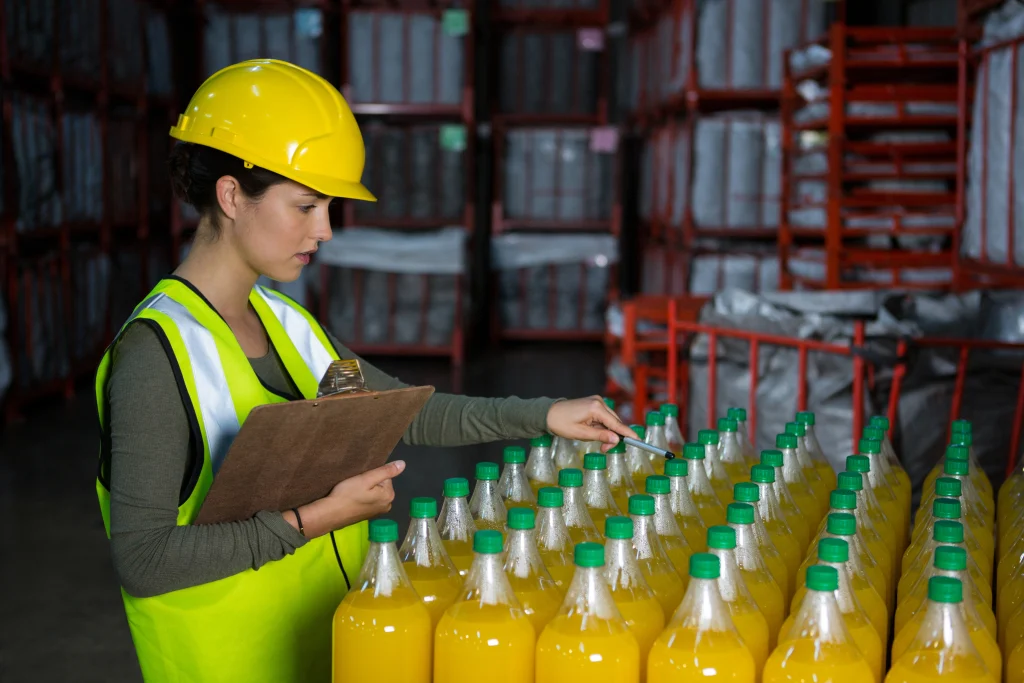 Сотрудник склада проводит контроль и учет продукции на складе дистрибьютора напитков