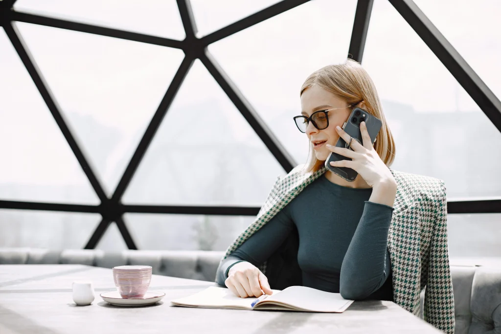 HR специалист проводит телефонное интервью